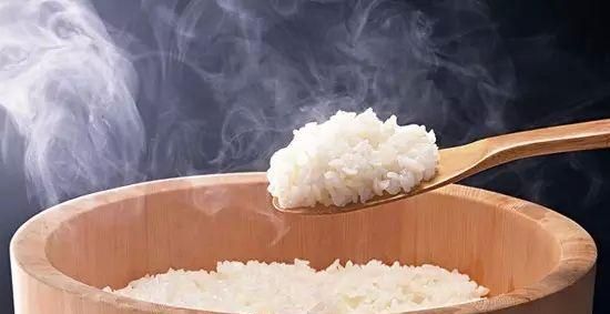 吃过夜的米饭会有亚硝酸盐吗(放了几天的米饭吃了中毒)图1